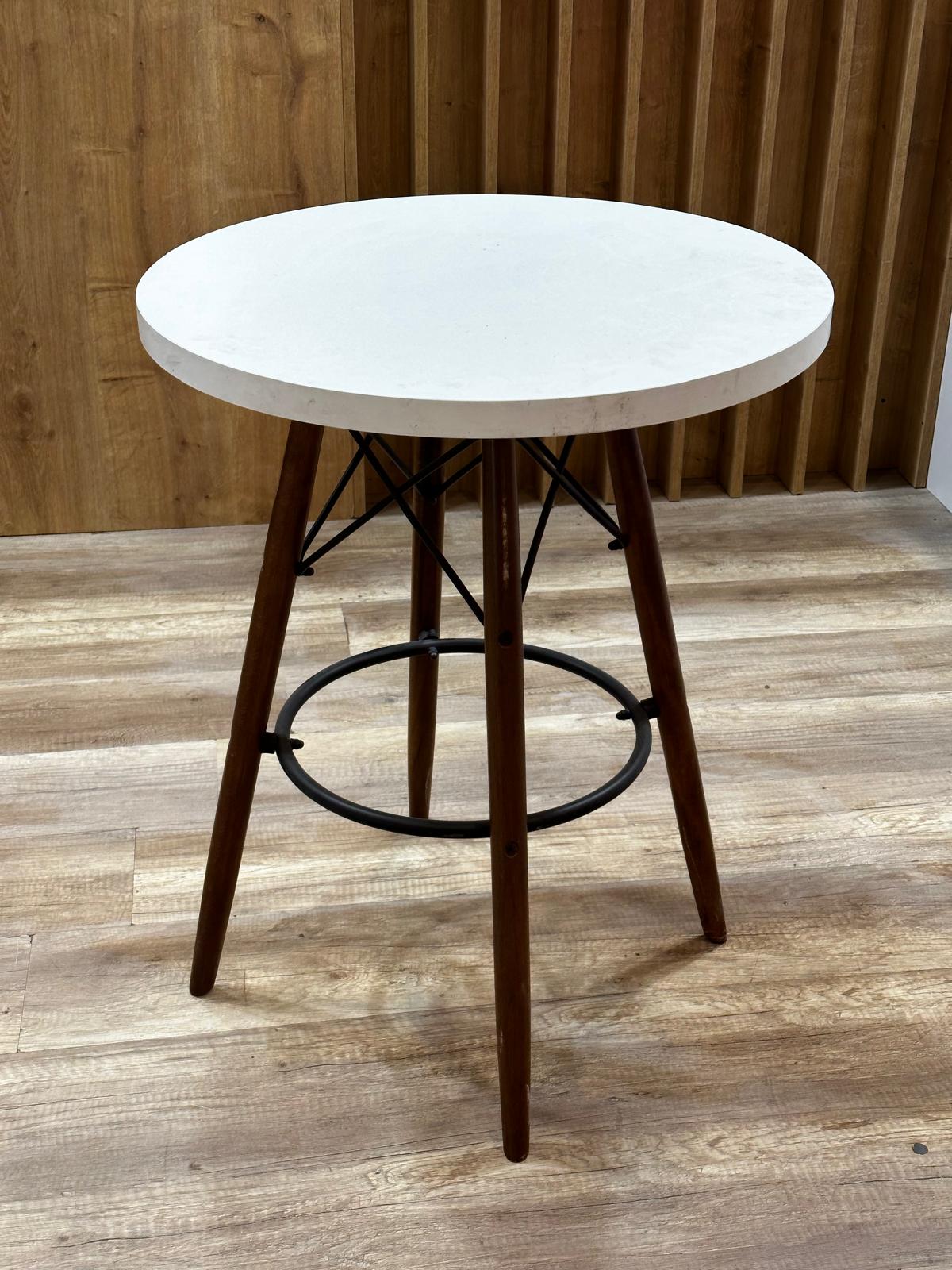 Ahşap ayaklı ahşap masa