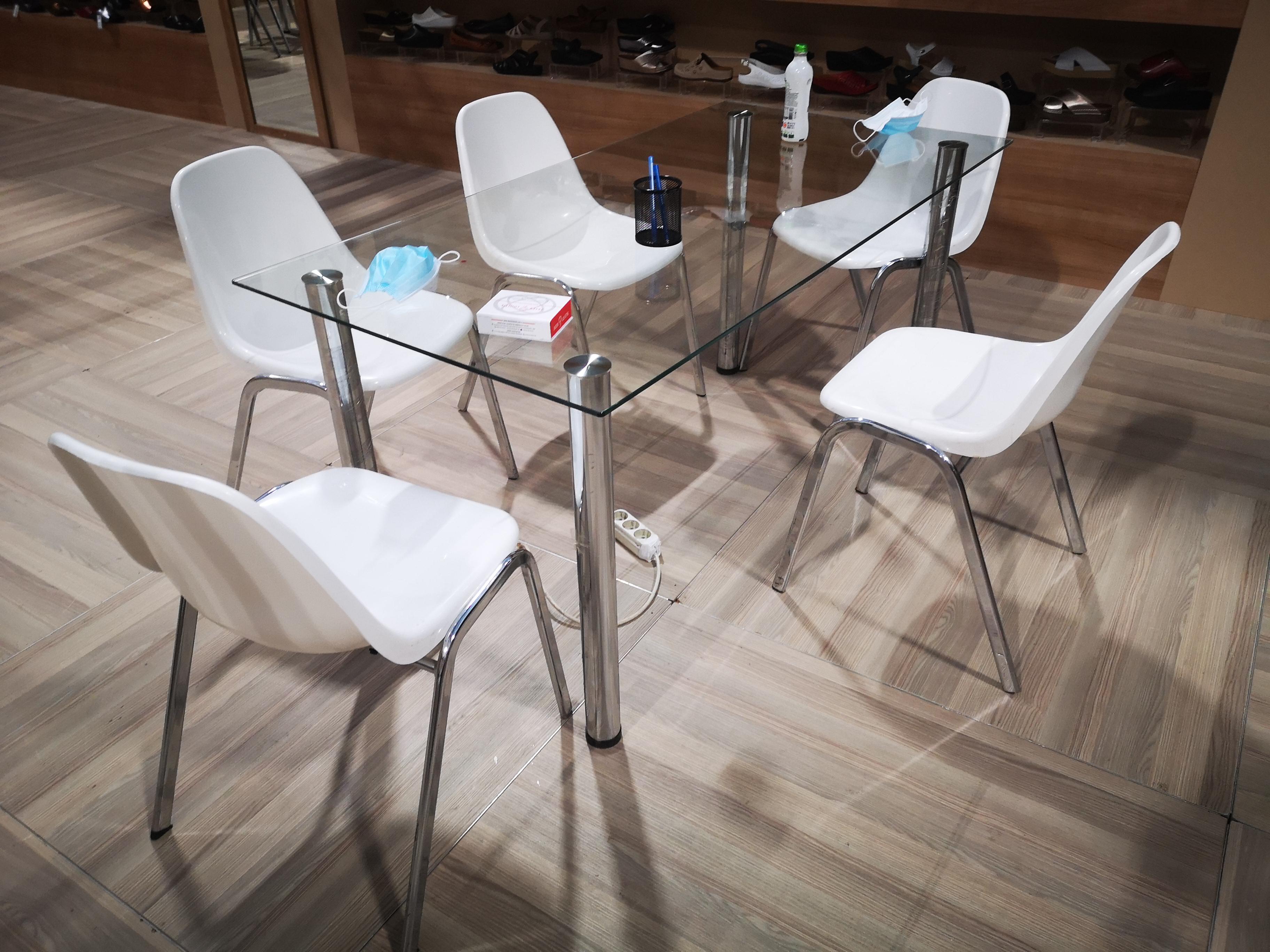 Plastik beyaz/siyah sandalye