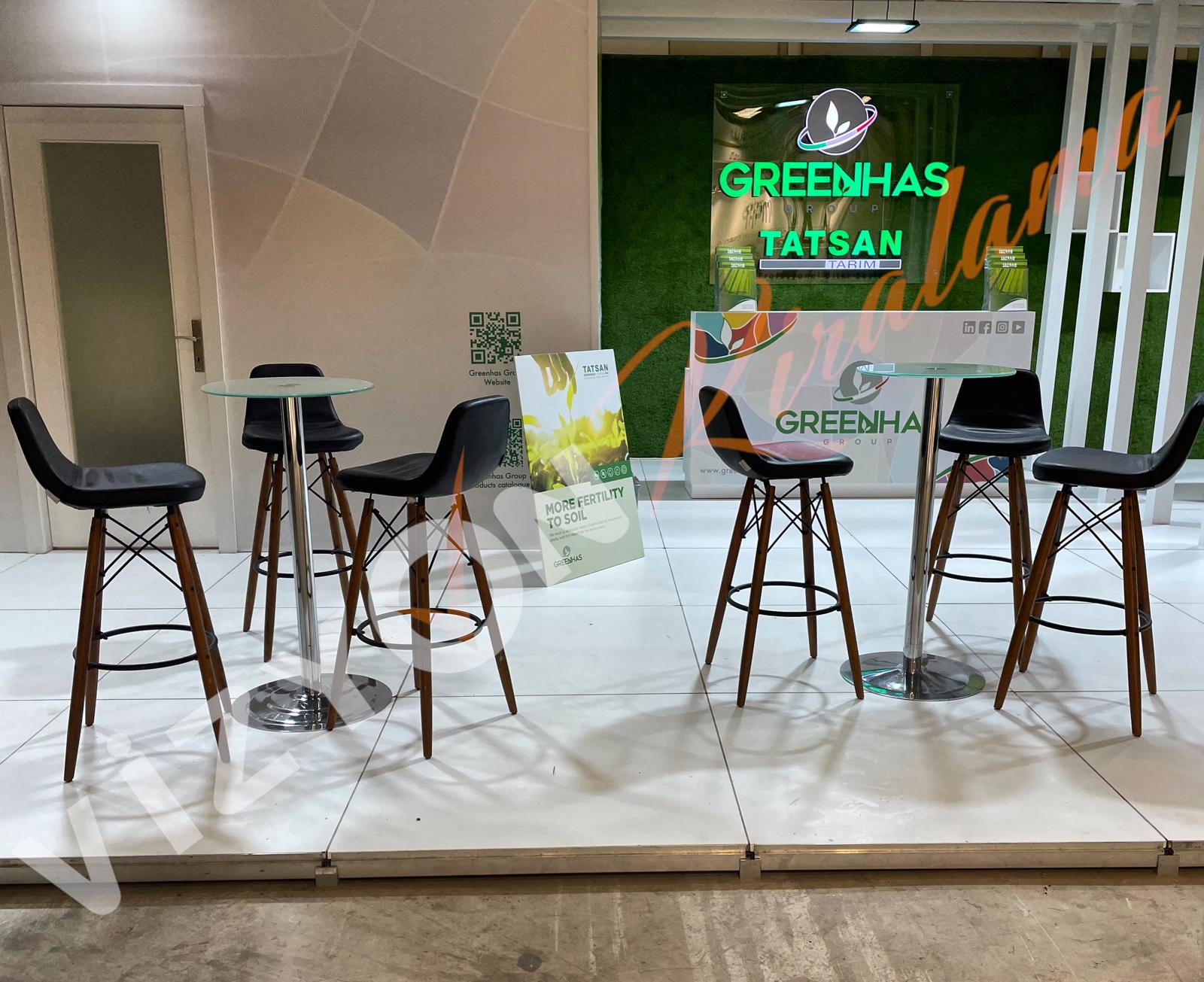 Ahşap ayaklı beyaz bar taburesi